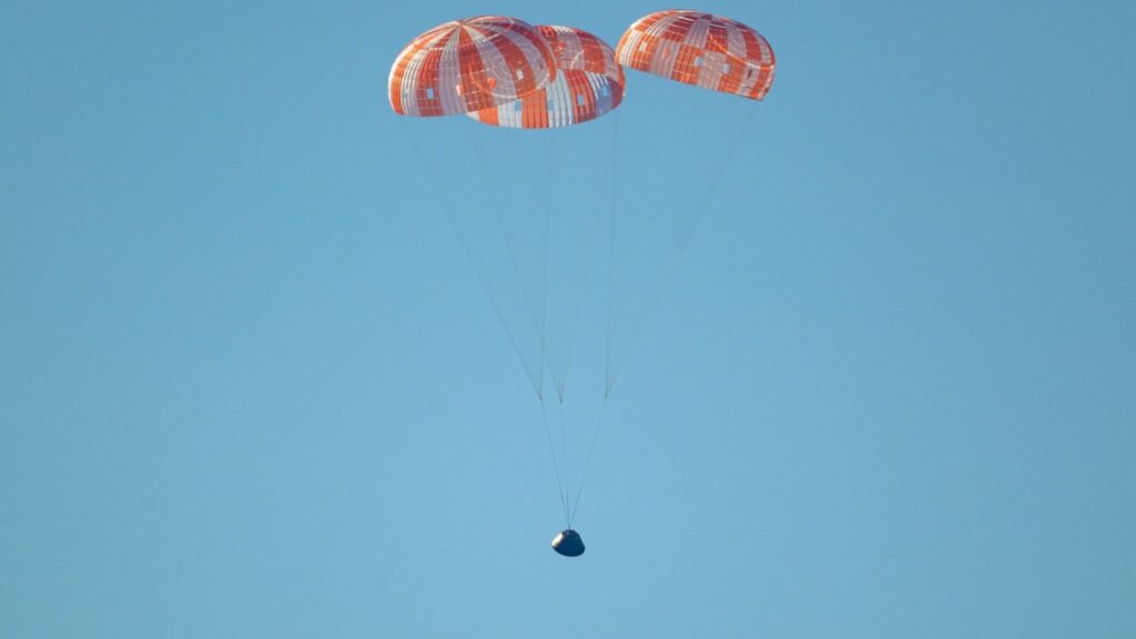 Orion pousa no Pacífico após missão lunar Artemis II com quatro astronautas a bordo (Imagem: NASA/Bill Ingalls)

