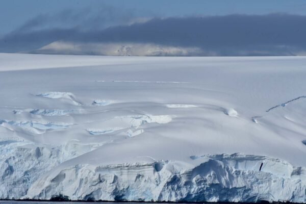 Perfuração recorde revela segredos escondidos sob quilômetros de gelo na Antártida (Imagem: Getty Images via Canva)