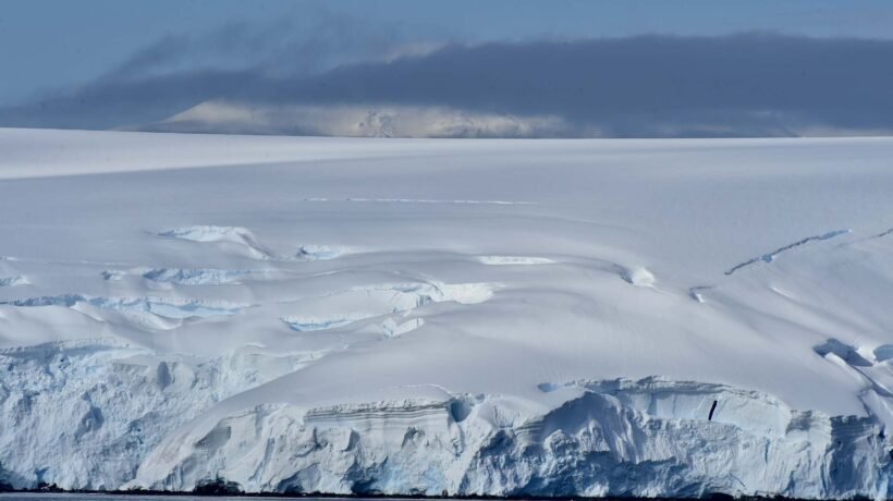 Perfuração recorde revela segredos escondidos sob quilômetros de gelo na Antártida (Imagem: Getty Images via Canva)