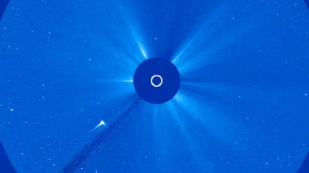 Cometa se desintegra após enfrentar temperaturas extremas do Sol (Imagem: SOHO – ESA/NASA)
