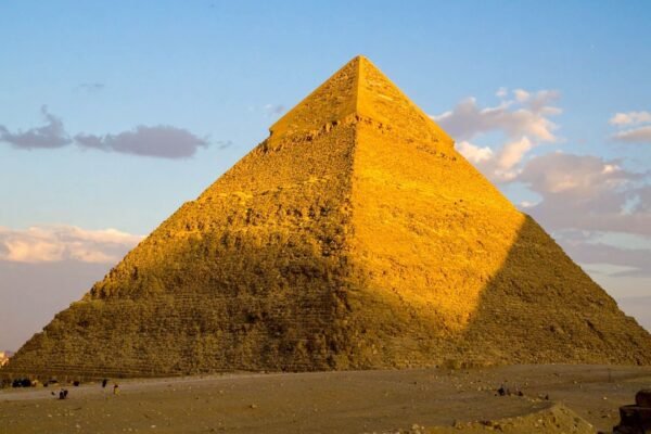 Simulações 3D indicam que rampas integradas podem explicar construção da Pirâmide de Gizé (Imagem: TrueCreatives via Canva)