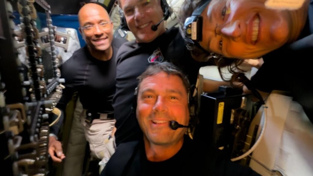 Durante observação lunar, tripulação da Artemis II pausa para selfie dentro da Orion (Imagem: NASA)
