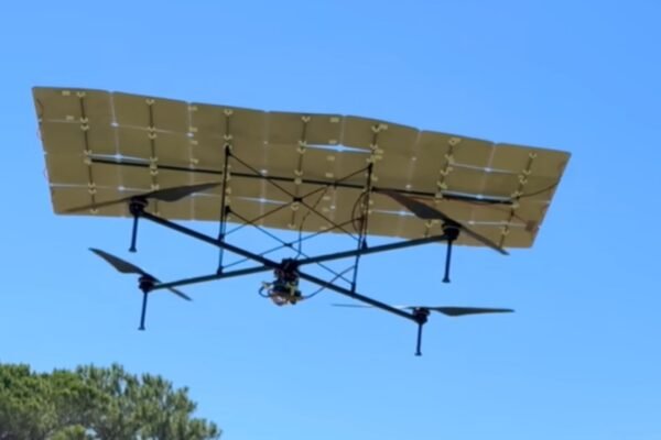 Drone solar ultrapassa 5 horas de voo e reduz uso de baterias (Imagem: Luke Maximo Bell/ Youtube)