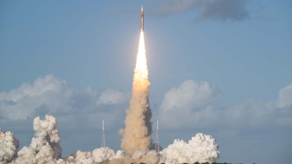 Artemis II decola com quatro astronautas rumo à Lua em missão de 10 dias (Imagem: NASA/Keegan Barber)
