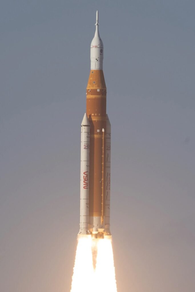 SLS abastecido com propelentes criogênicos prepara missão Artemis II rumo à Lua com quatro astronautas (Imagem: NASA/Joel Kowsky)
