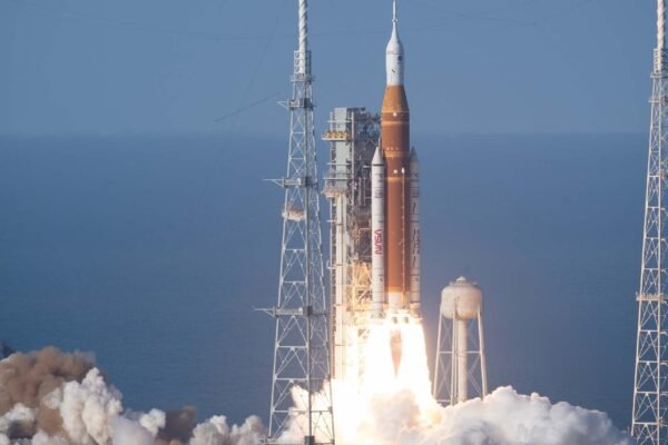 Artemis II decola com quatro astronautas em missão lunar de 10 dias a bordo da Orion (Imagem: NASA/Joel Kowsky)