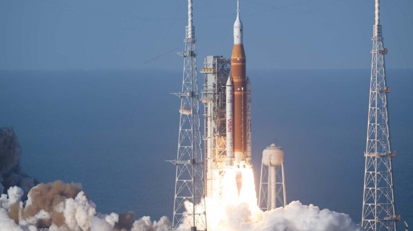 Artemis II decola com quatro astronautas em missão lunar de 10 dias a bordo da Orion (Imagem: NASA/Joel Kowsky)