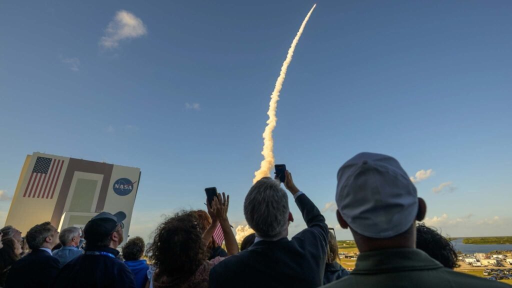 Público acompanha lançamento da Artemis II com quatro astronautas rumo à Lua em missão de 10 dias (Imagem: NASA/Bill Ingalls)
