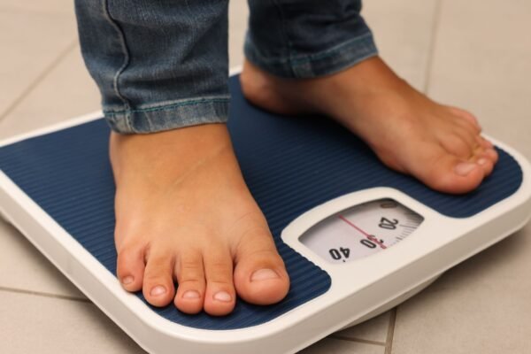 IMC pode errar ao estimar gordura corporal. (Foto: Africa Images via Canva)