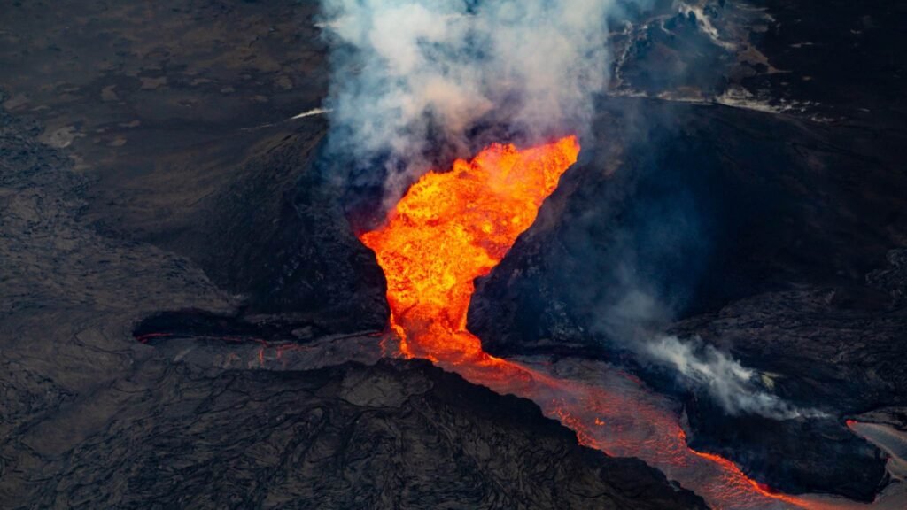 Vulcão Kilauea forma-se sobre ponto quente, com erupções frequentes e grande fluxo de magma (Imagem: Getty Images via Canva)

