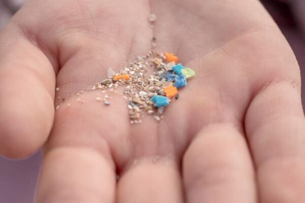 Microplásticos no ar vêm mais da terra do que dos oceanos (Imagem: SivStockMedia via Canva)