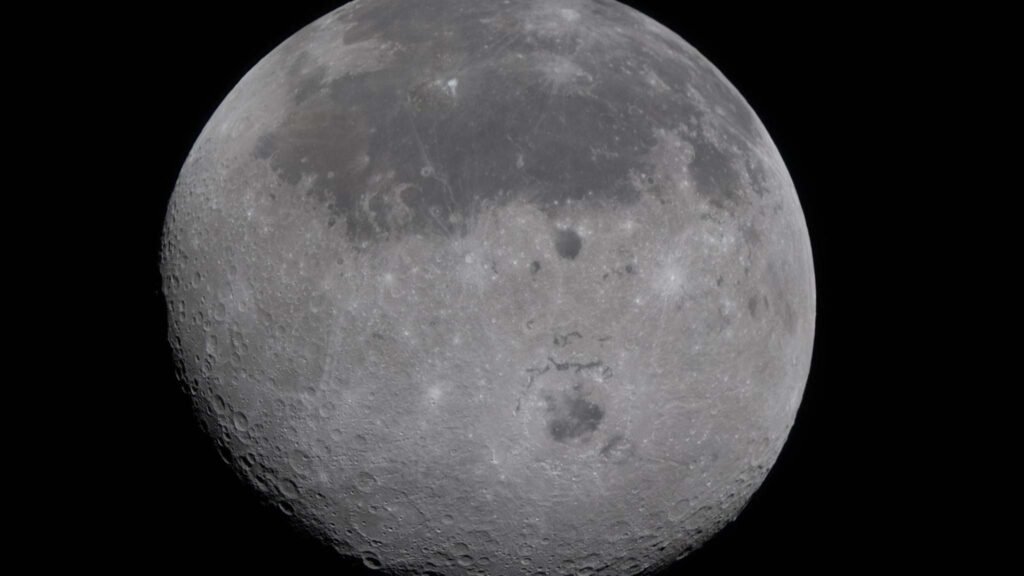 Nesta imagem, vemos lados visível e oculto da Lua, com a cratera Orientale em destaque (Imagem: NASA)
