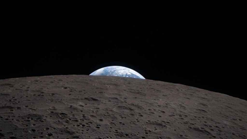 Inspirados no “Earthrise”, tripulação da Artemis II registrou o “Earthset” durante sobrevoo lunar (Imagem: NASA)
