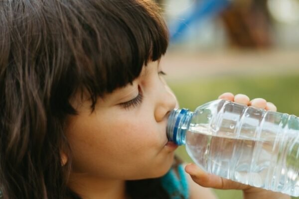 Água contaminada pode elevar risco de câncer infantil. (Foto: Getty Images via Canva)