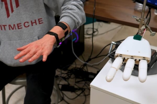 Pulseira com IA traduz movimentos da mão em comandos precisos para robôs (Imagem: Massachusetts Institute of Technology - MIT)