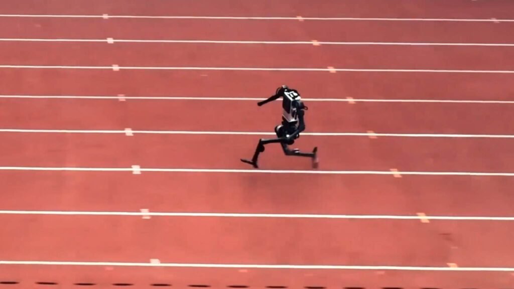 Máquinas aceleram na pista e já rivalizam com o desempenho humano extremo (Imagem: Unitree/ X)
