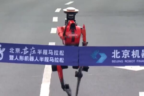 Robô humanoide supera recorde humano e impressiona em meia-maratona histórica (Imagem: Reprodução)