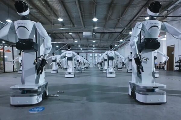 Fábrica na China usa robôs para produzir humanoides em escala industrial (Imagem: AGIBOT/ Divulgação)