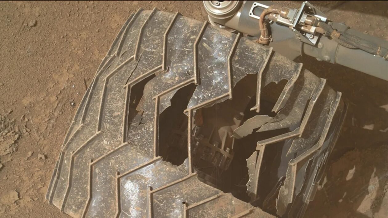 Roda do Curiosity sofre danos severos após anos enfrentando o terreno marciano (Imagem: NASA /JPL-Caltech/MSSS)