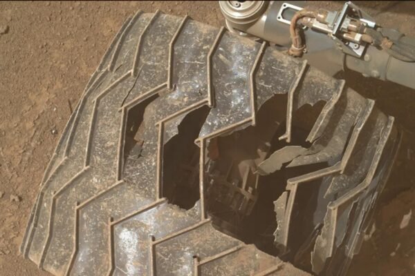 Roda do Curiosity sofre danos severos após anos enfrentando o terreno marciano (Imagem: NASA /JPL-Caltech/MSSS)