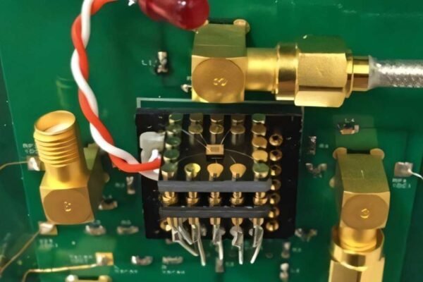 Novo dispositivo quântico transforma eletricidade em som em temperaturas extremas. (Imagem: Universidade McGill)