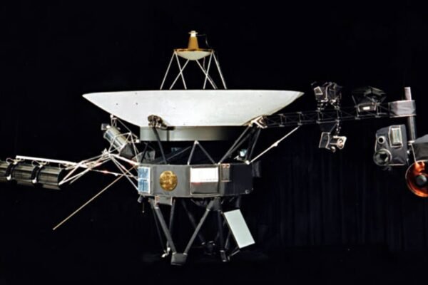 Sonda Voyager com grande antena parabólica, geradores nucleares e instrumentos científicos em longas hastes (Imagem: NASA/JPL-Caltech)