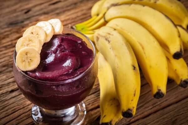 Açaí ajuda no treino, mas não constrói músculo. (Foto: Getty Images via Canva)