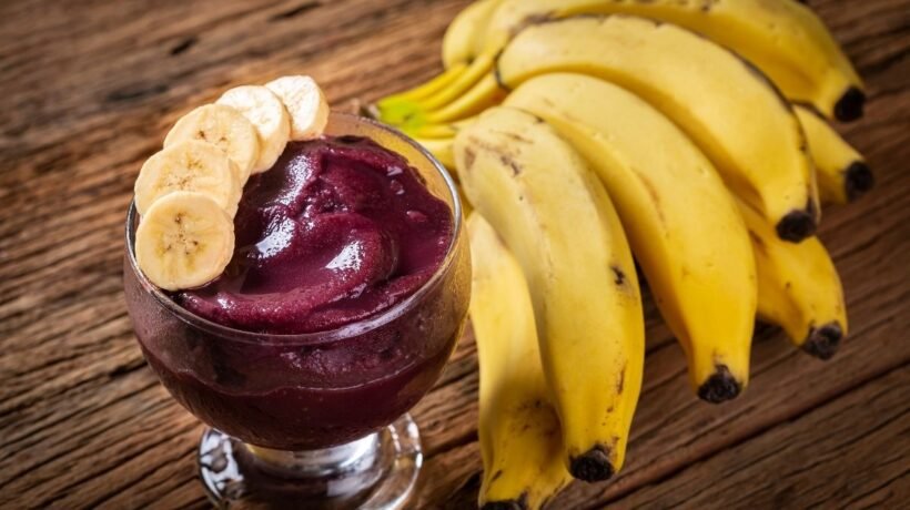 Açaí ajuda no treino, mas não constrói músculo. (Foto: Getty Images via Canva)