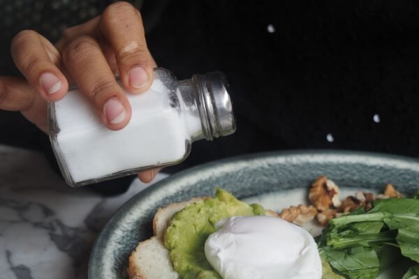 Saleiro ao alcance facilita o excesso de sódio. (Foto: Towfiqu Barbhuiya via Canva)