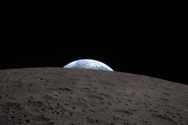 Tripulação da Artemis II registrou o pôr da Terra durante sobrevoo no lado oculto lunar (Imagem: NASA)