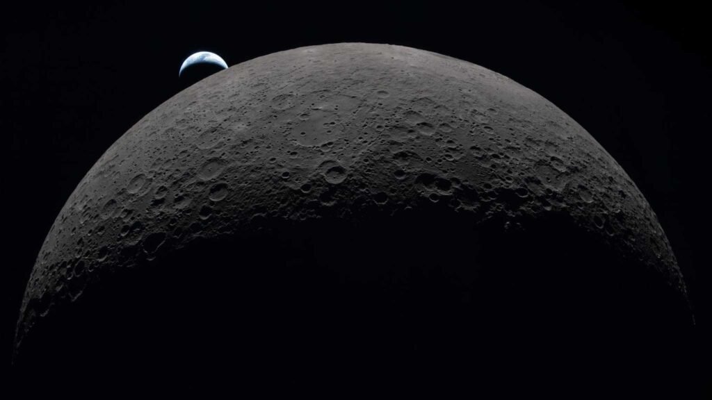 Terra desaparece atrás da Lua durante sobrevoo da Artemis II no lado oculto lunar (Imagem: NASA)
