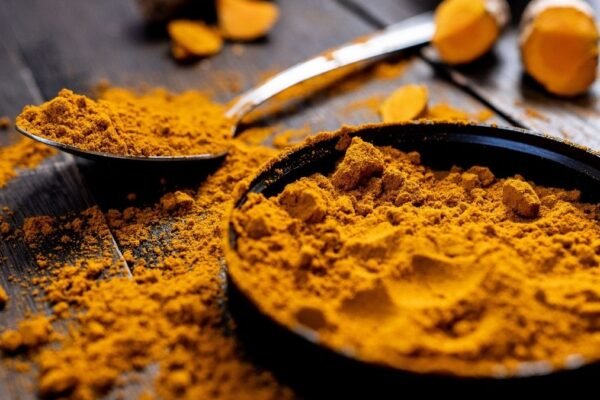 Cúrcuma tem ação anti-inflamatória e antioxidante. (Foto: Pexels via Canva)