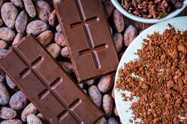 Chocolate amargo pode proteger coração e fígado. (Foto: Narong27 via Canva)