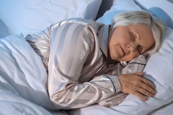 Cochilos longos elevam risco em idosos. (Foto: Pixelshot via Canva)