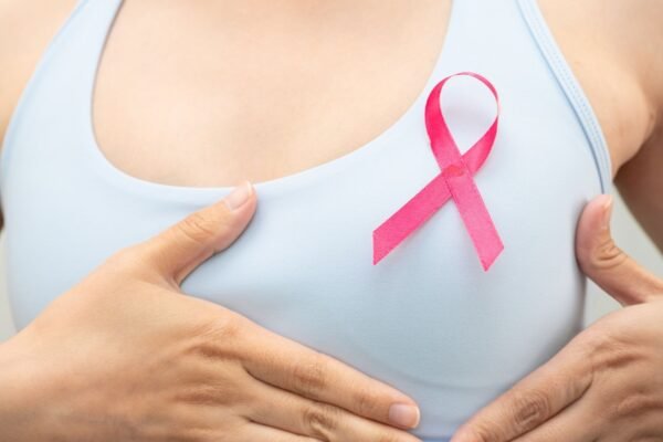 Câncer de mama pode escapar da defesa do corpo. (Foto: Sasirin Pamai via Canva)