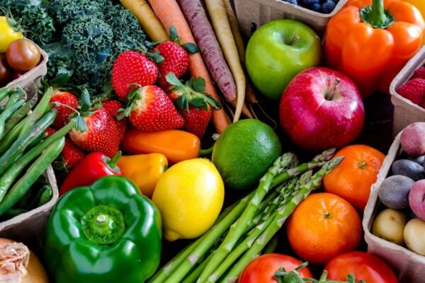 Frutas e vegetais melhoram saúde e longevidade. (Foto: Getty Images via Canva)