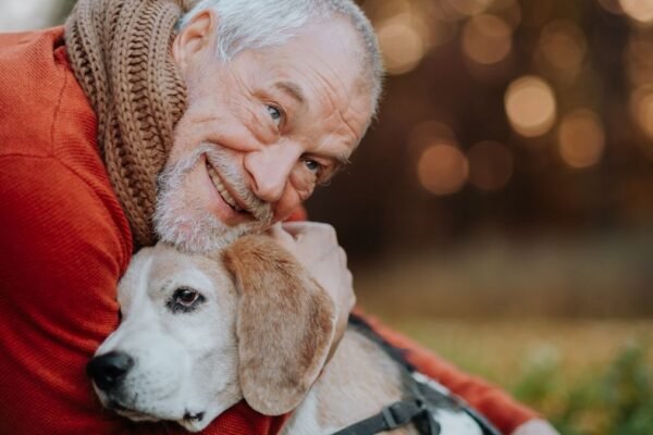 Convivência diária com pets reduz depressão em idosos. (Foto: Halfpoint via Canva)