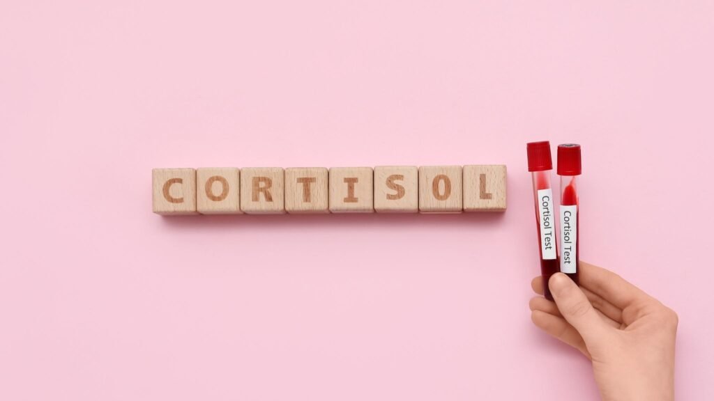 Excesso de cortisol pode manter a pressão elevada. (Foto: Pixelshot via Canva)