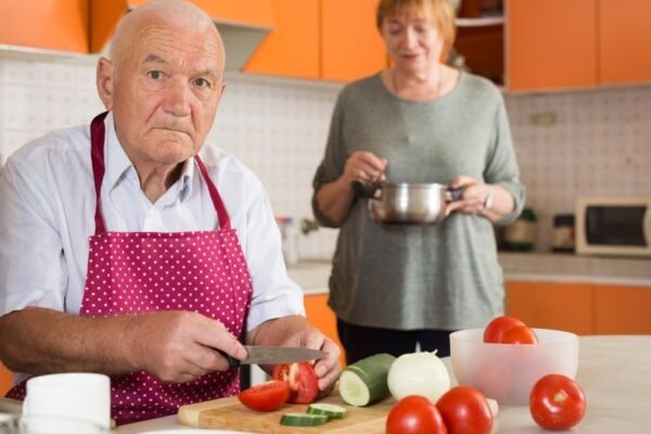 Rotina na cozinha favorece o cérebro com a idade. (Foto: Getty Images via Canva)