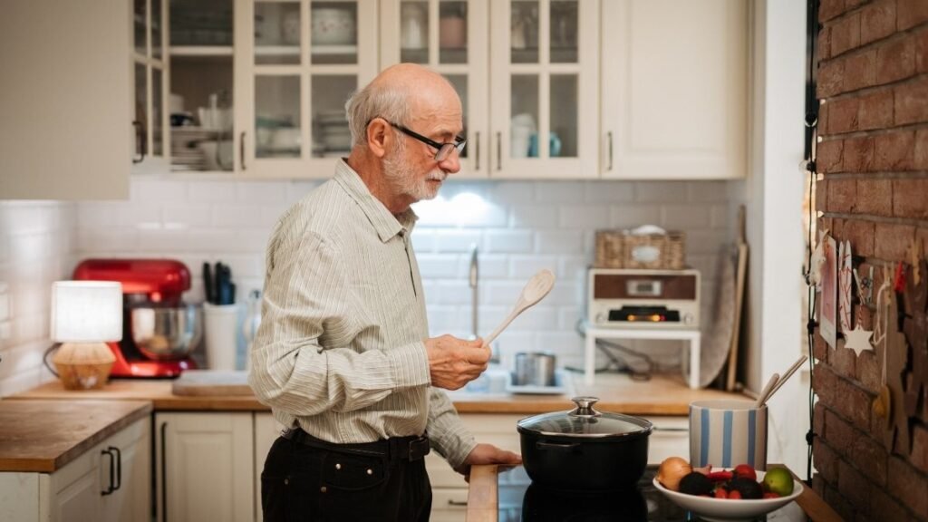 Cozinhar ativa o cérebro e protege a memória. (Foto: Halfpoint via Canva)