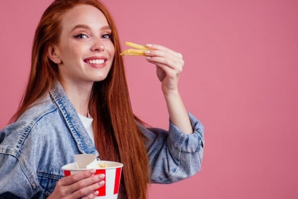 Dieta na adolescência pode moldar decisões futuras. (Foto: Getty Images via Canva)