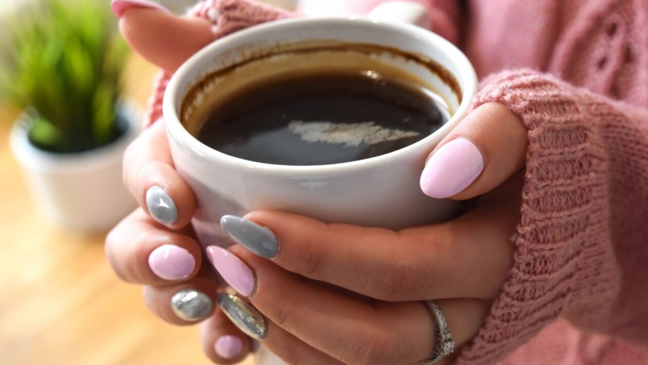 Café à noite pode aumentar impulsividade. (Foto: Pixabay via Canva)