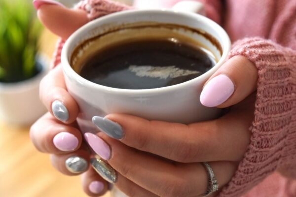 Café à noite pode aumentar impulsividade. (Foto: Pixabay via Canva)