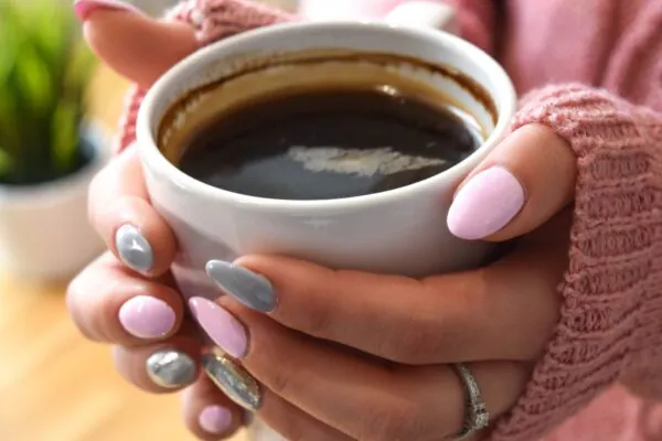Café à noite pode aumentar impulsividade. (Foto: Pixabay via Canva)
