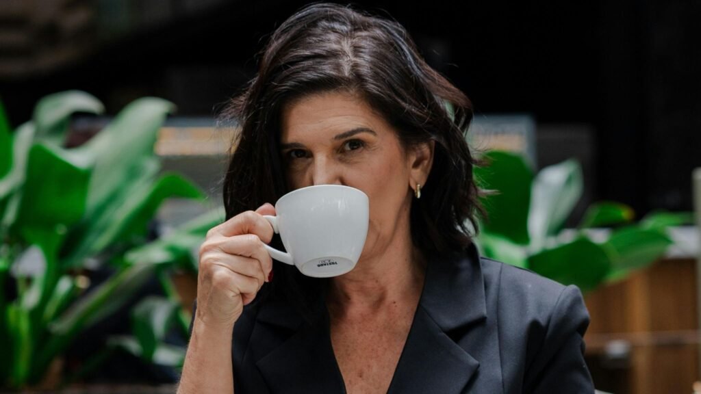 Mulheres podem ser mais sensíveis à cafeína noturna. (Foto: Pexels via Canva)