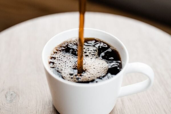 Café pode alterar intestino e comportamento. (Foto: Pexels via Canva)