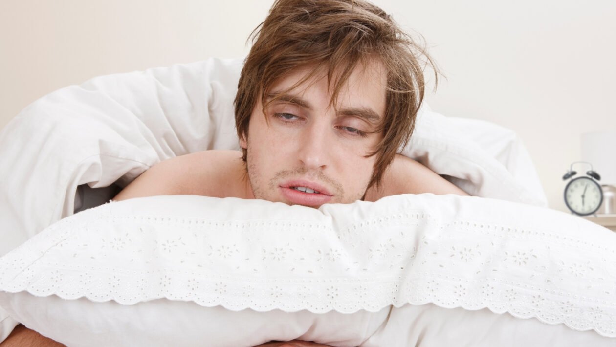 Sono ruim altera saúde intestinal. (Foto: Getty Images via Canva)