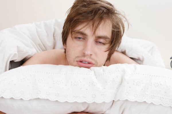 Sono ruim altera saúde intestinal. (Foto: Getty Images via Canva)