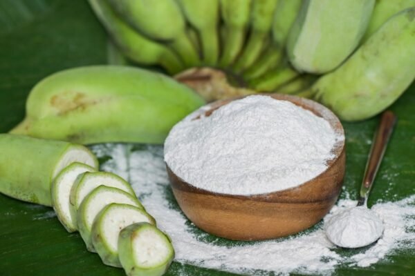 Farinha de banana verde é nutritiva e acessível. (Foto: JR via Canva)
