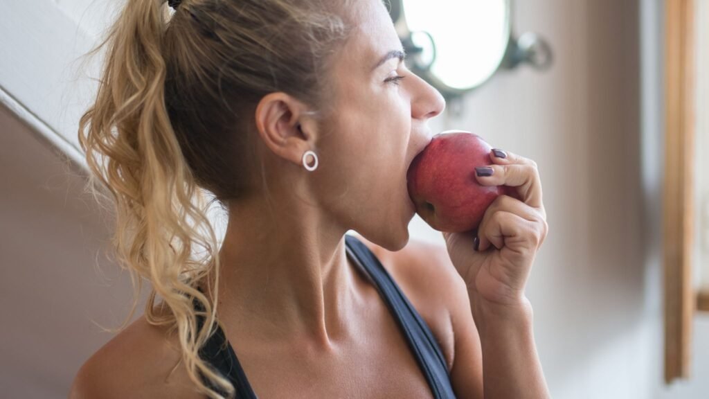 Maçã inteira protege mais que suco, diz estudo. (Foto: Pexels via Canva)